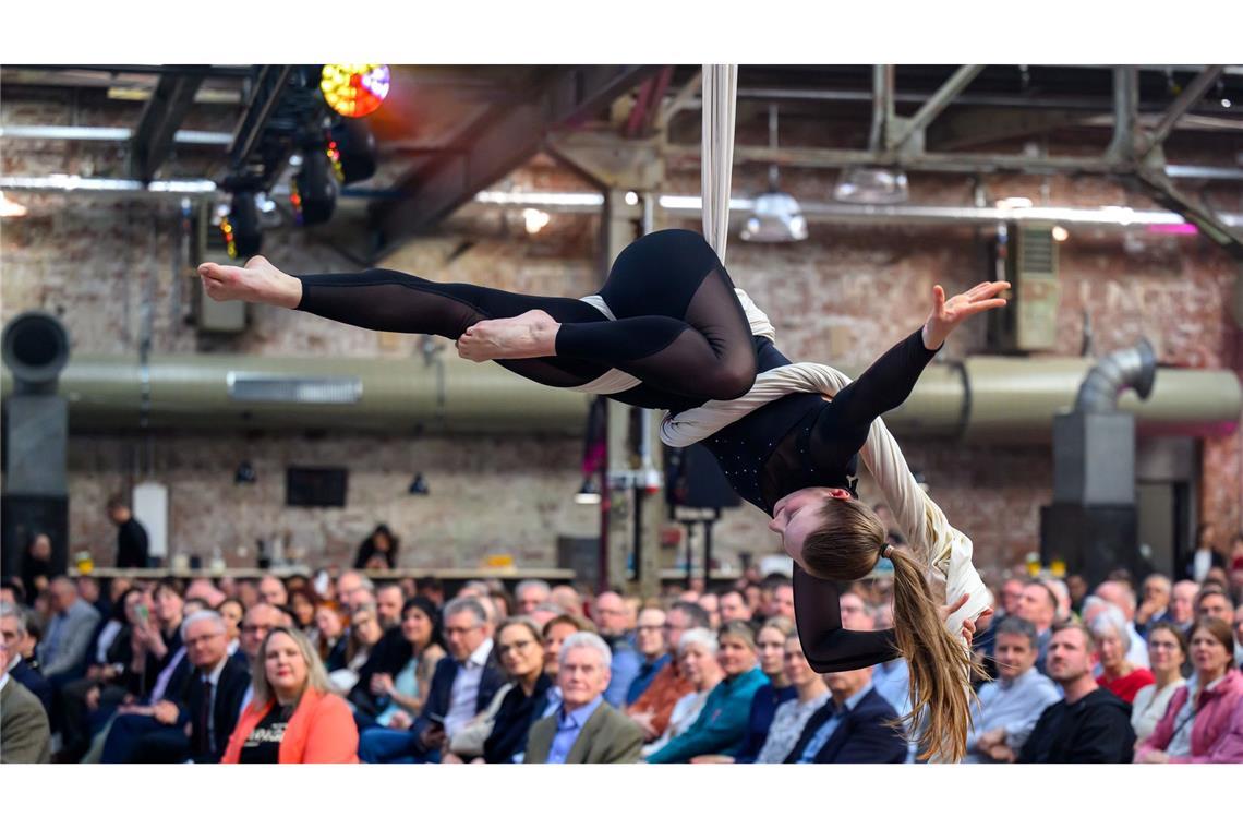 Bilder des Tages Kulturhauptstadt Chemnitz: Ein Mitglied vom Sportensemble Chemnitz zeigt Tuchartistik während der Eröffnung des Garagen-Campus.