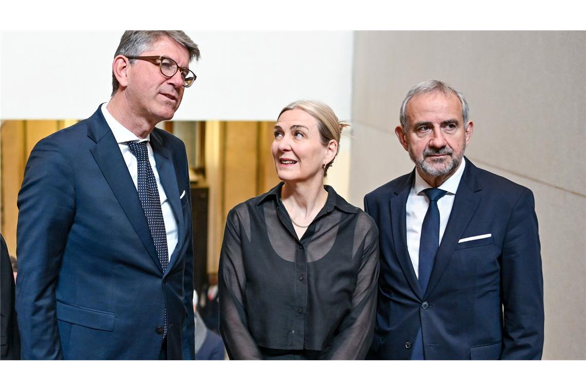 Kulturstaatsminister Wolfram Weimer (l-r), Marion Ackermann und Hermann Parzinger kommen zur Verabschiedung von Parzinger als Präsident der Stiftung Preußischer Kulturbesitz und Amtseinführung seiner Nachfolgerin in das Neue Museum.