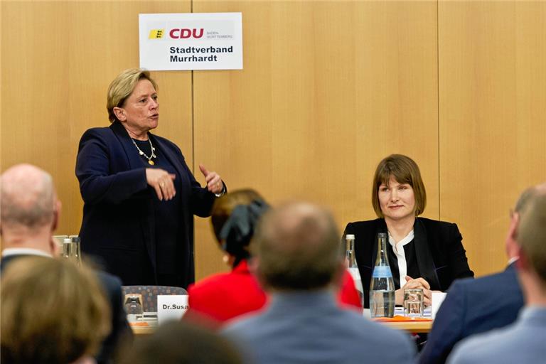 Kultusministerin Susanne Eisenmann und Obermeisterin Sandra Wolf (von links) sprachen beim CDU-Stadtverband Murrhardt über Ausbildungsmöglichkeiten und -chancen und versuchten zu analysieren, warum das Handwerk so ins Hintertreffen geraten ist. Foto: V. Hoschek