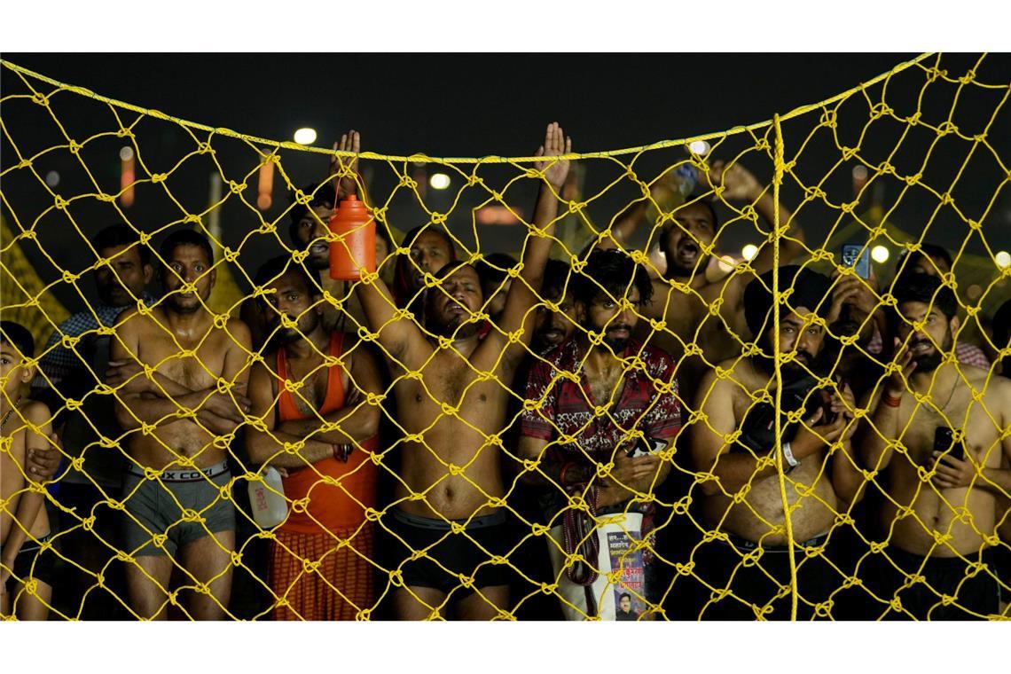Bilder des Tages Kumbh Mela: Heilige Männer nehmen rituelles Bad am Sangam