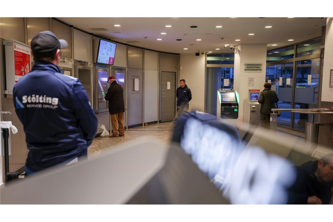 Kunden können in der Sparkasse Gelsenkirchen-Buer jetzt wieder die Geldautomaten nutzen.