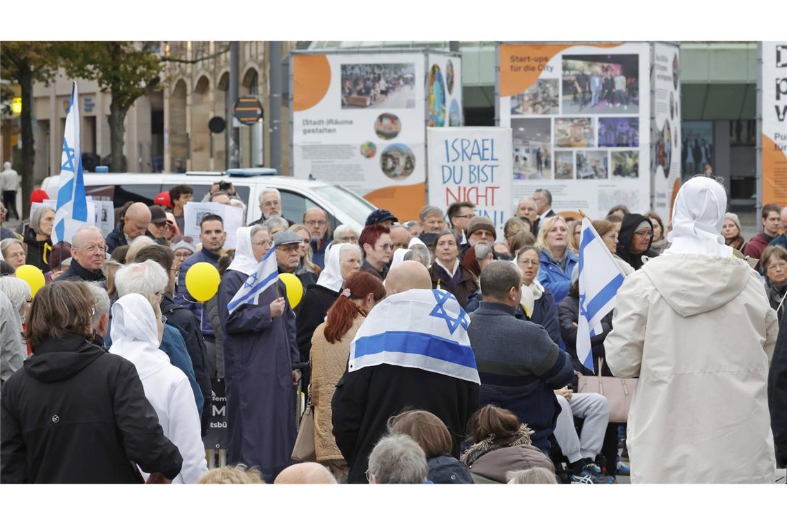 Trauern und ein wenig hoffen Kundgebung der Deutsch-Israelischen Gesellschaft in Darmstadt.