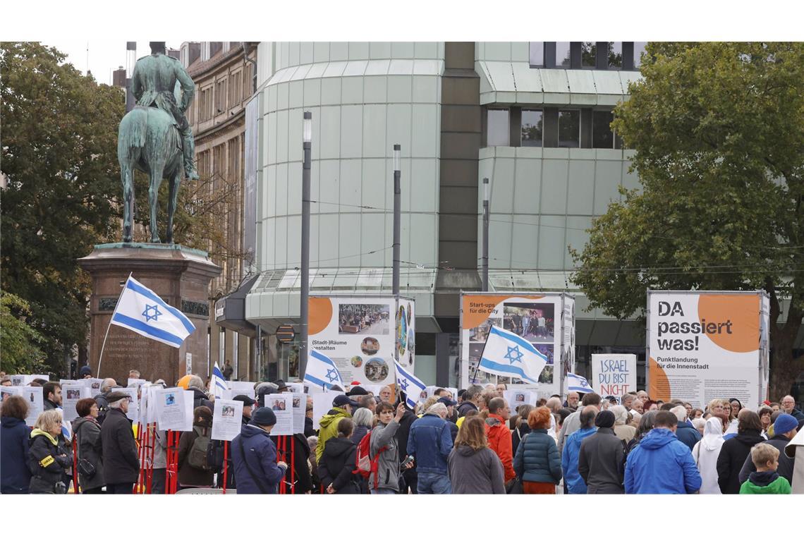 Trauern und ein wenig hoffen Kundgebung der Deutsch-Israelischen Gesellschaft in Darmstadt.