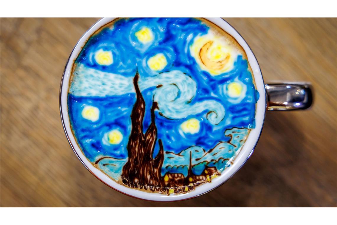 "Latte Art" - der Cappuccino wird zum Kunstwerk Kunst im Kaffee: Der Milchschaum verwandelt sich in ein berühmtes Werk des Malers Vincent van Gogh.