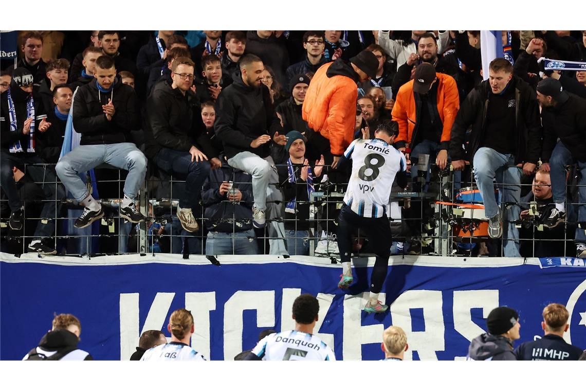 Kunstschütze David Tomic wird auf dem Zaun gefeiert.