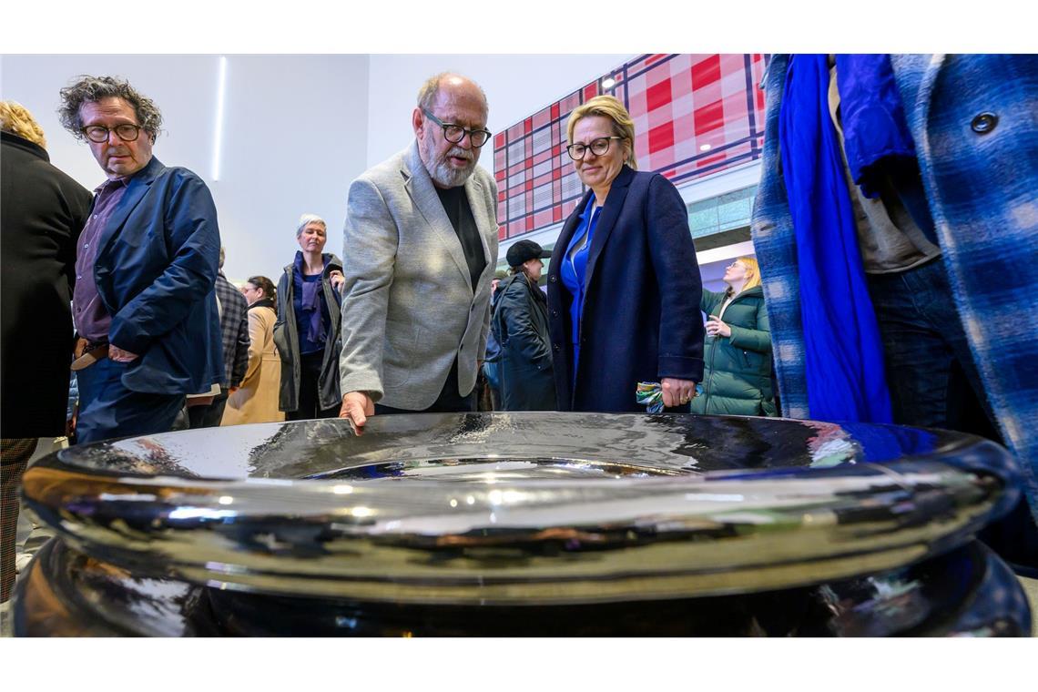 Größtes Projekt von Chemnitz als Kulturhauptstadt nun offen Kurator Alexander Ochs und Sachsens Kulturministerin Barbara Klepsch (CDU) bei der Eröffnung der Ausstellung "Verstrickungen" im Kunstbahnhof Flöha.
