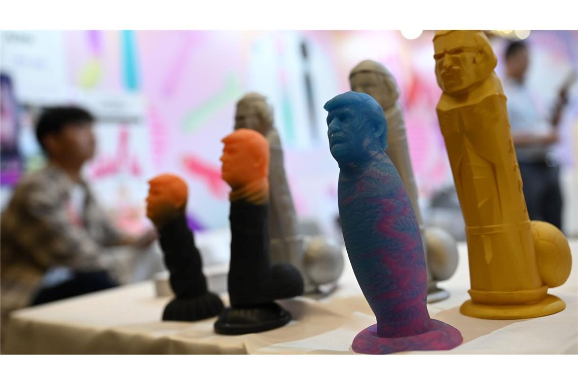 Kuriose Spielzeuge mit dem Kopf Donald Trumps waren auf der Messe auch zu finden.