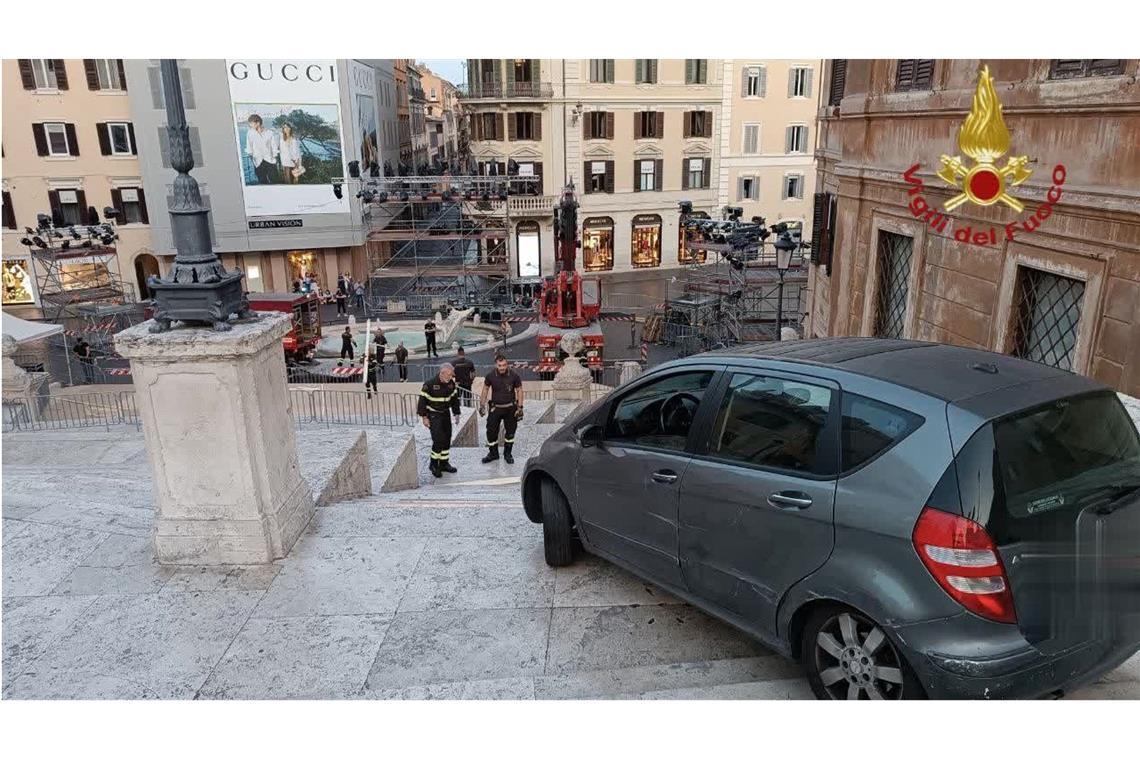 80-Jähriger brettert mit Auto Spanische Treppe hinunter Kurioser Vorfall in Rom