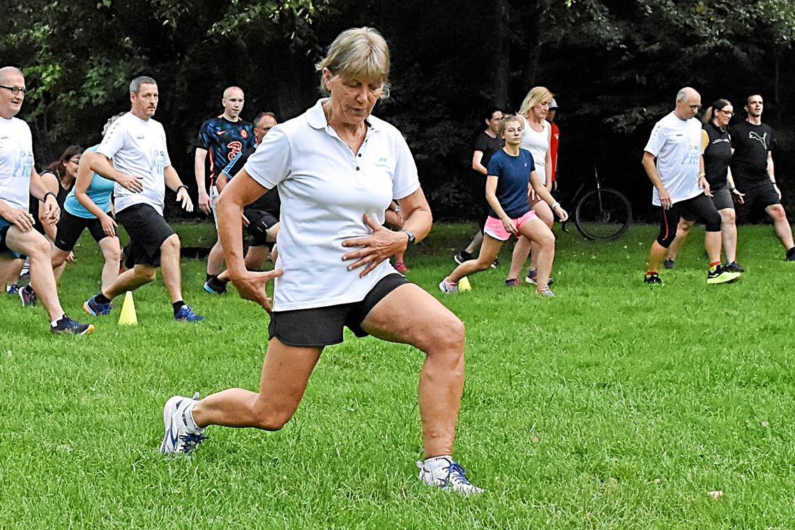 Die beliebte Aktion Laufend BKZ macht das Dutzend voll Kursleiterin Brigitte Würfel geht grundsätzlich mit gutem Beispiel voran. Foto: Tobias Sellmaier
