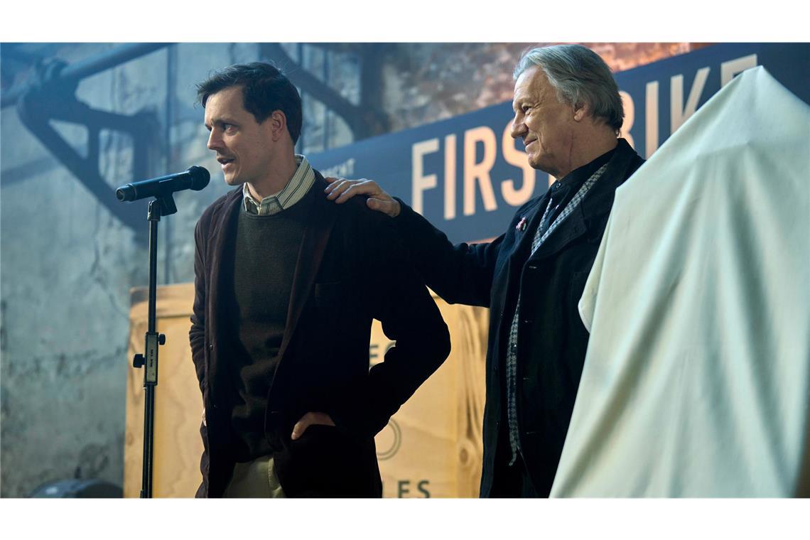 Kurt Hobrecht sen. (Hannes Hellmann,r.) und sein Sohn Konstantin Hobrecht (Franz Hartwig, l.) bei der Präsentation von Hobrechts „First Bike“