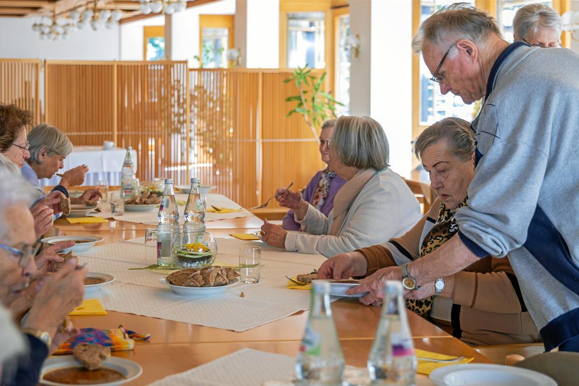 Kurt Weber (rechts) serviert gemeinsam mit Waltraut Wolf (hinter ihm) die Suppe. Die beiden unterstützen beim Angebot ehrenamtlich.