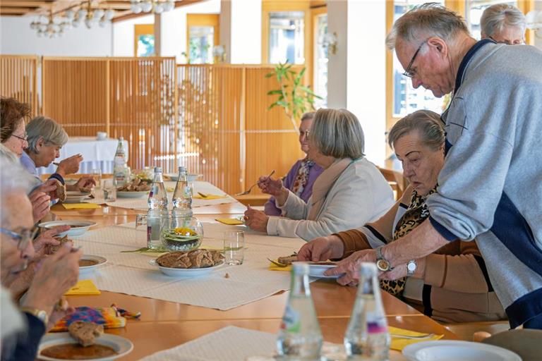 Kurt Weber (rechts) serviert gemeinsam mit Waltraut Wolf (hinter ihm) die Suppe. Die beiden unterstützen beim Angebot ehrenamtlich.