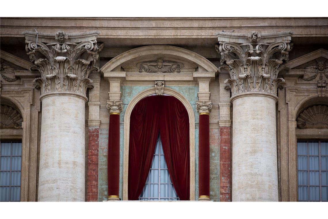 Was passiert nach dem Tod des Papstes? Kurz nach der Papstwahl wird sich der neugewählte Papst auf dem Balkon den Gläubigen zeigen. (Archivbild)