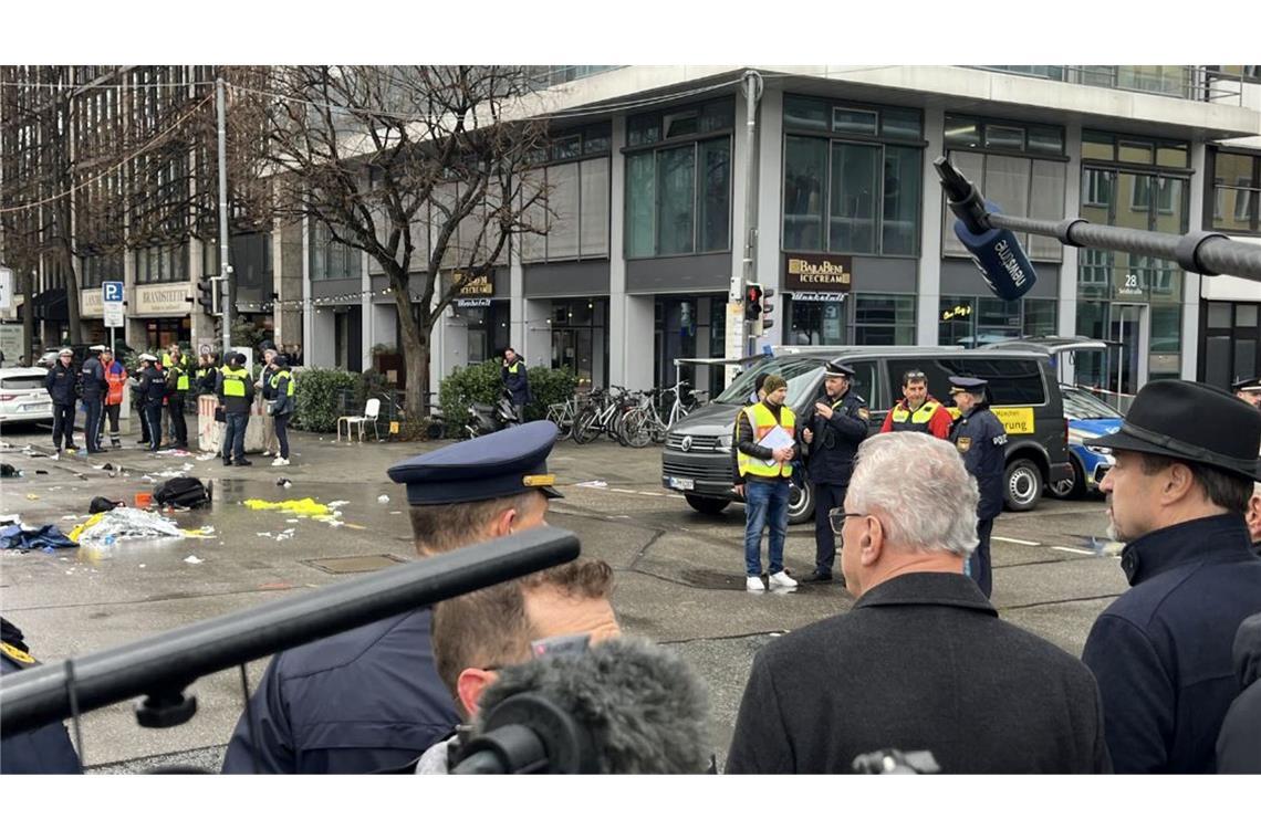 Fahrer soll mutmaßlich islamistischen Post abgesetzt haben Kurz nach der Tat sind die Politiker vor Ort.