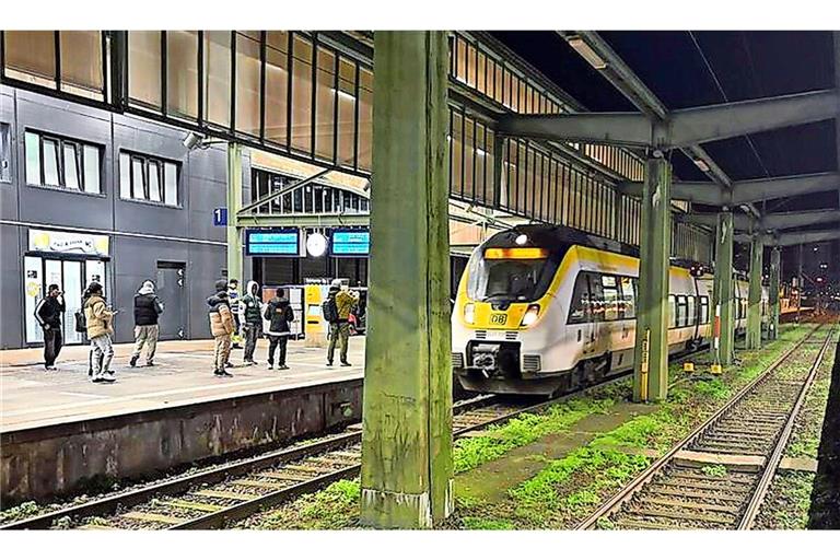 Kurz nach Mitternacht fuhr der erste Zug wieder in den Bahnhof ein.