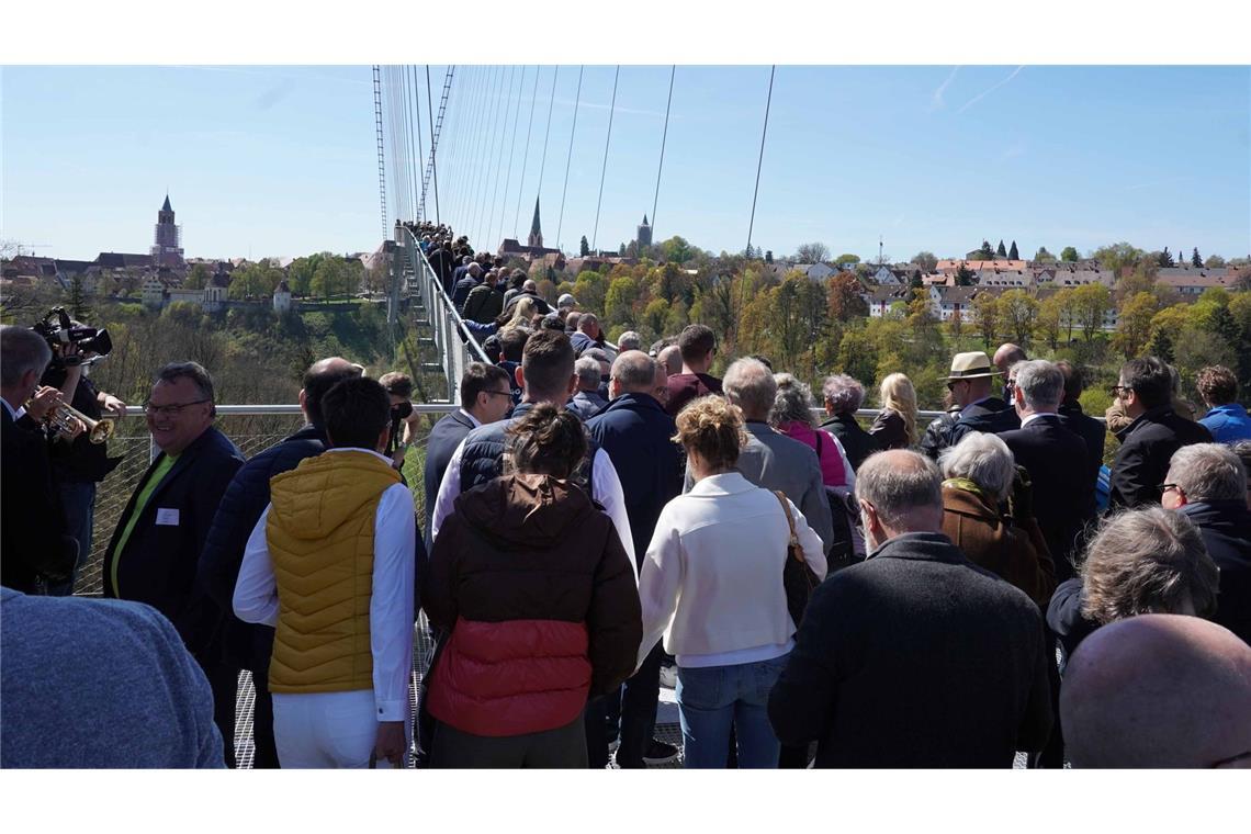 Kurz nachdem die Brücke freigegeben war, ...