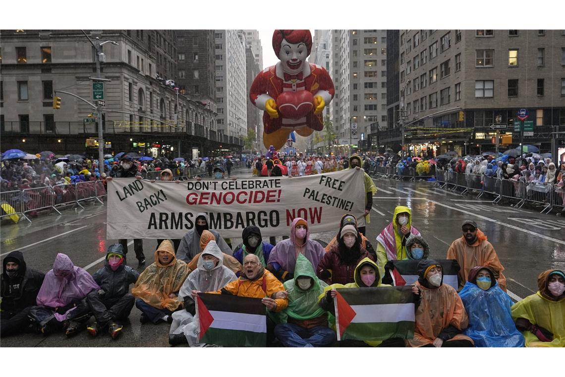 Ballons und Tanzgruppen in den Straßen New Yorks Kurz unterbrochen wurde die Parade von einer propalästinensischen Demonstration auf der 6th Avenue.
