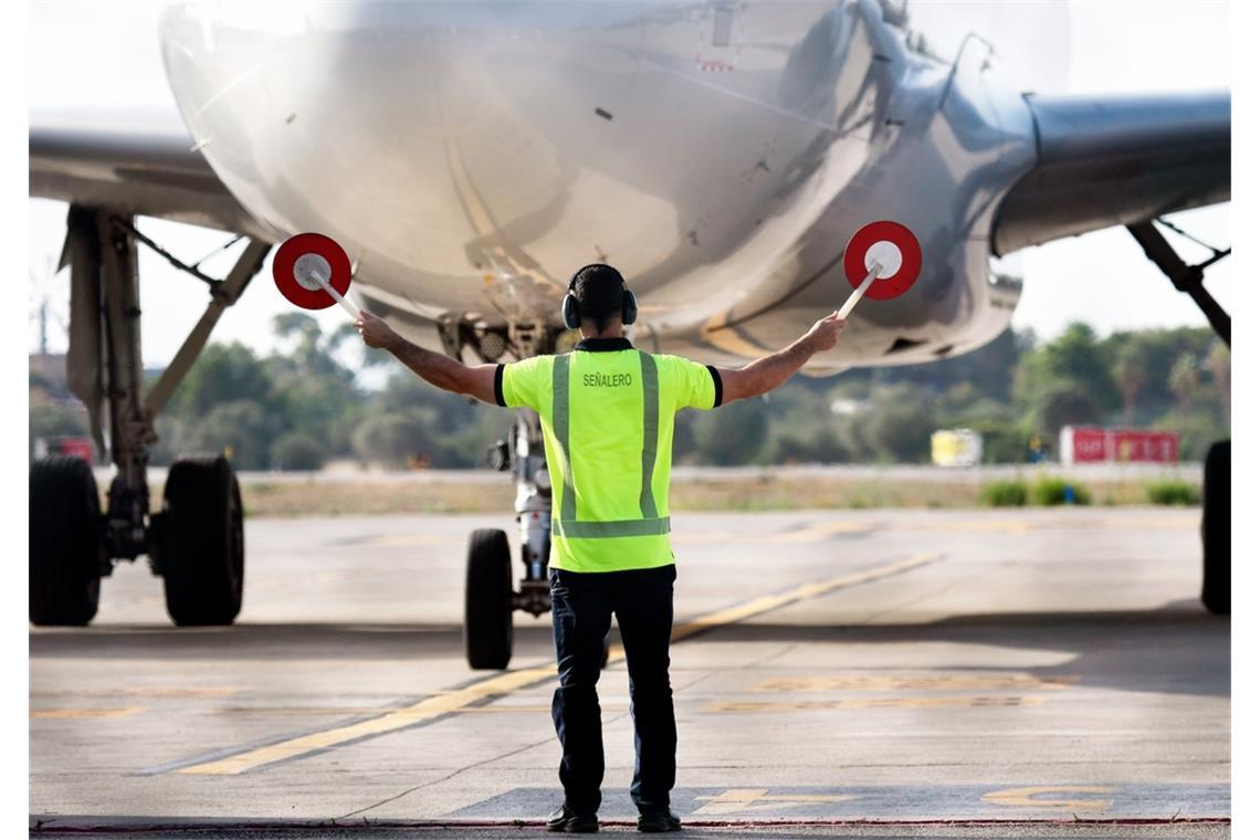 Kurz vor der Hochsaison wächst am Flughafen Palma die Unsicherheit: Ein Streik könnte für Einschränkungen sorgen, die nicht nur einzelne Reisende betreffen. Wer besonders aufpassen sollte und warum auch andere Fluggäste mehr Zeit einplanen könnten.