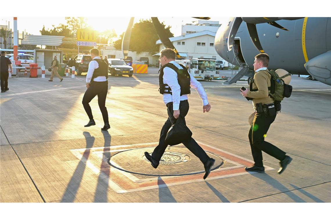 Kurz vor Ende des Besuchs muss Wadephul wegen eines Voralarms das Flugzeug verlassen.