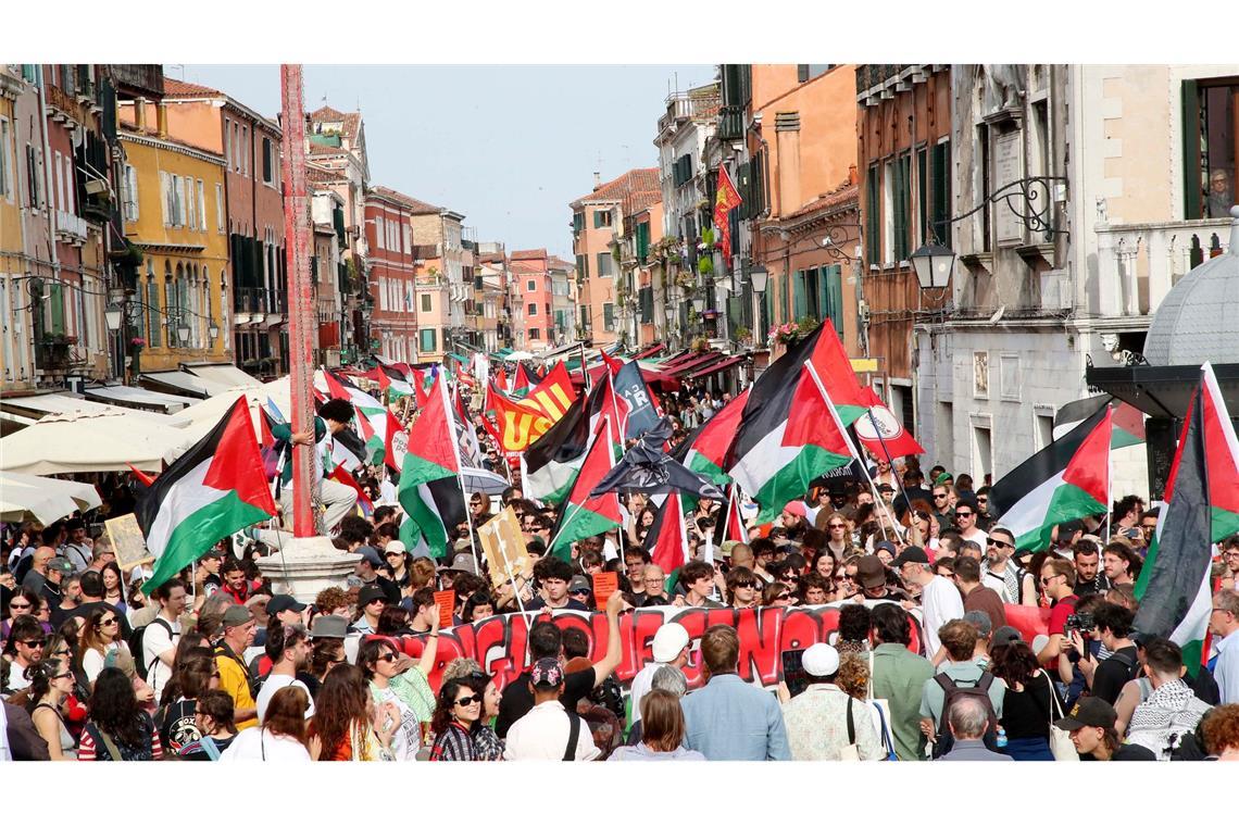 Kurz vor Eröffnung der 61. Kunstbiennale in Venedig haben rund 2.000 Menschen gegen die Teilnahme Israels protestiert.