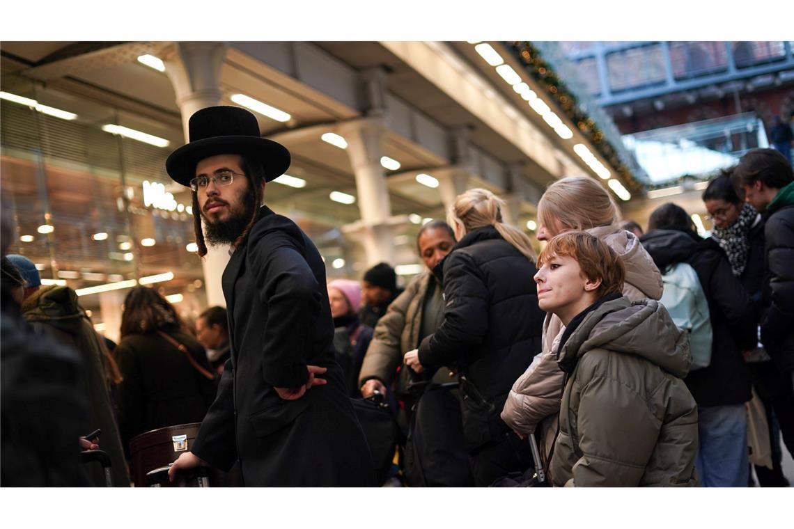 Kurz vor Silvester stranden Hunderte Menschen in Bahnhöfen wie in London St Pancras International