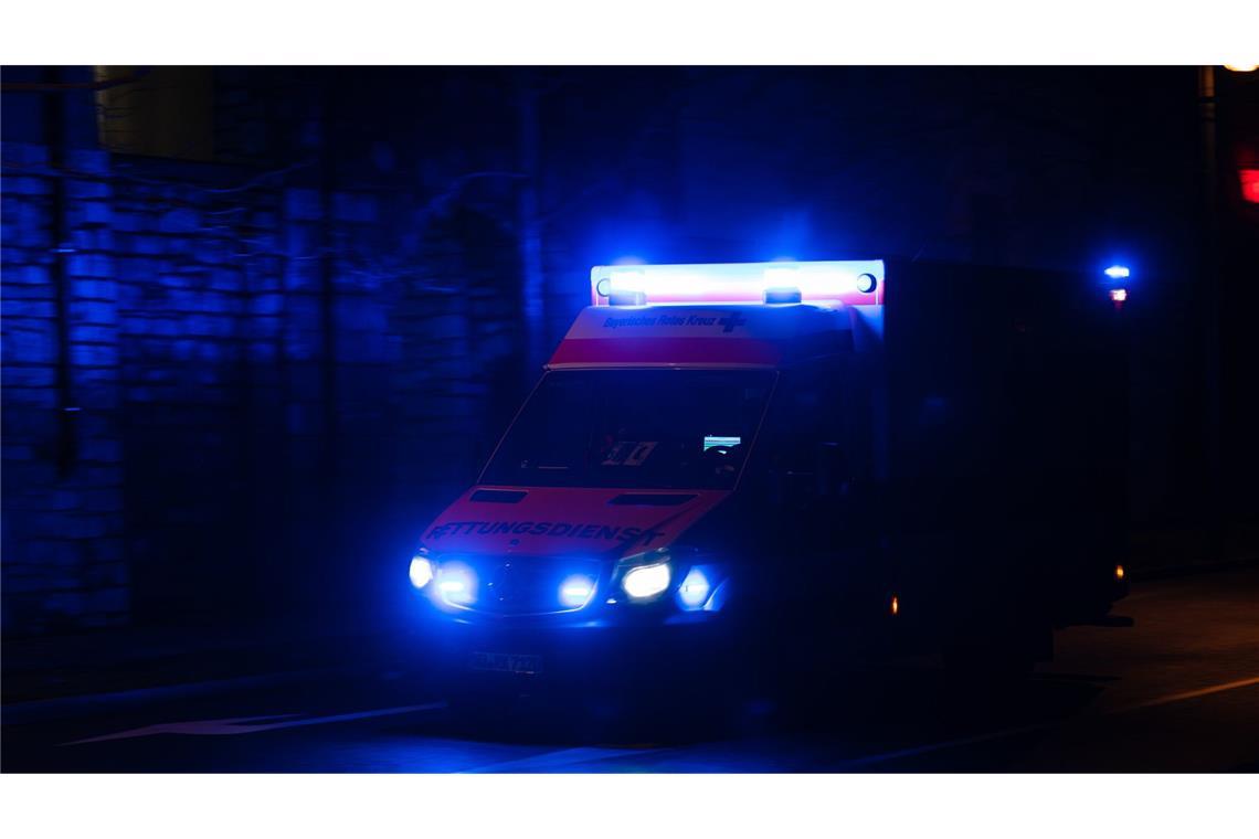 Notfall kurz vor Anpfiff – Zuschauer gestorben Kurz vor Spielbeginn wurde ein Besucher von Rettungskräften ins Krankenhaus eingeliefert. (Symbolbild)