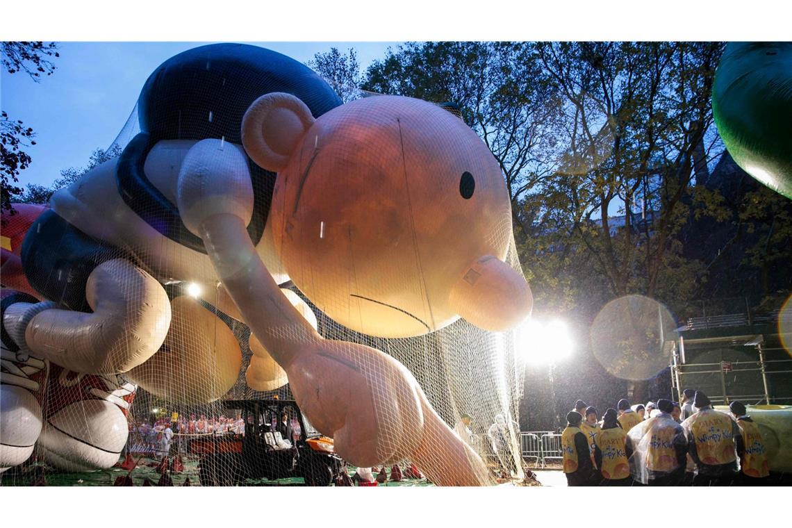 Ballons und Tanzgruppen in den Straßen New Yorks Kurz vor Start der Thanksgiving Day Parade sind die Riesen-Ballons noch mit Netzen gesichert.