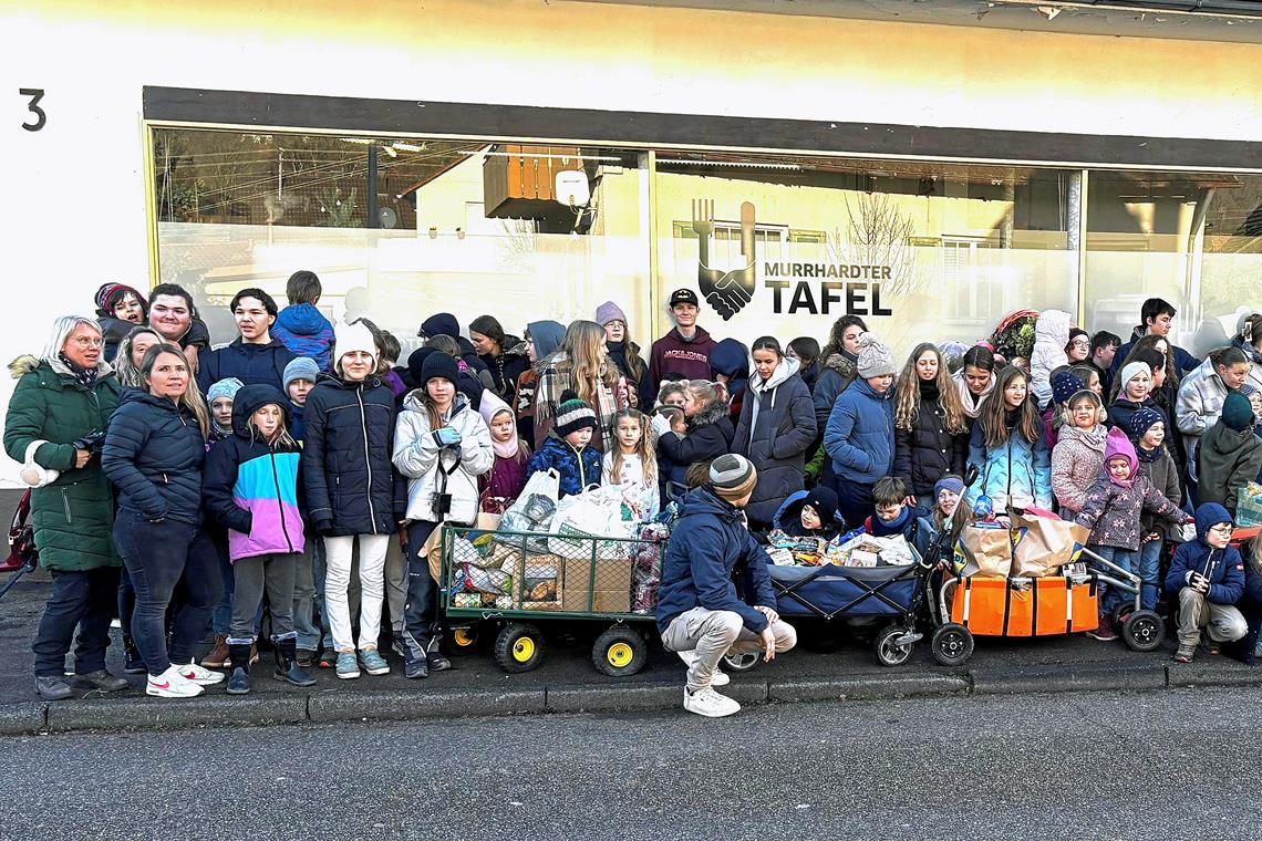 Kurz vor Weihnachten stand eine große Abordnung der Danielschule Murrhardt vor der Tafel mit richtig vielen Spenden im Gepäck. Foto: privat