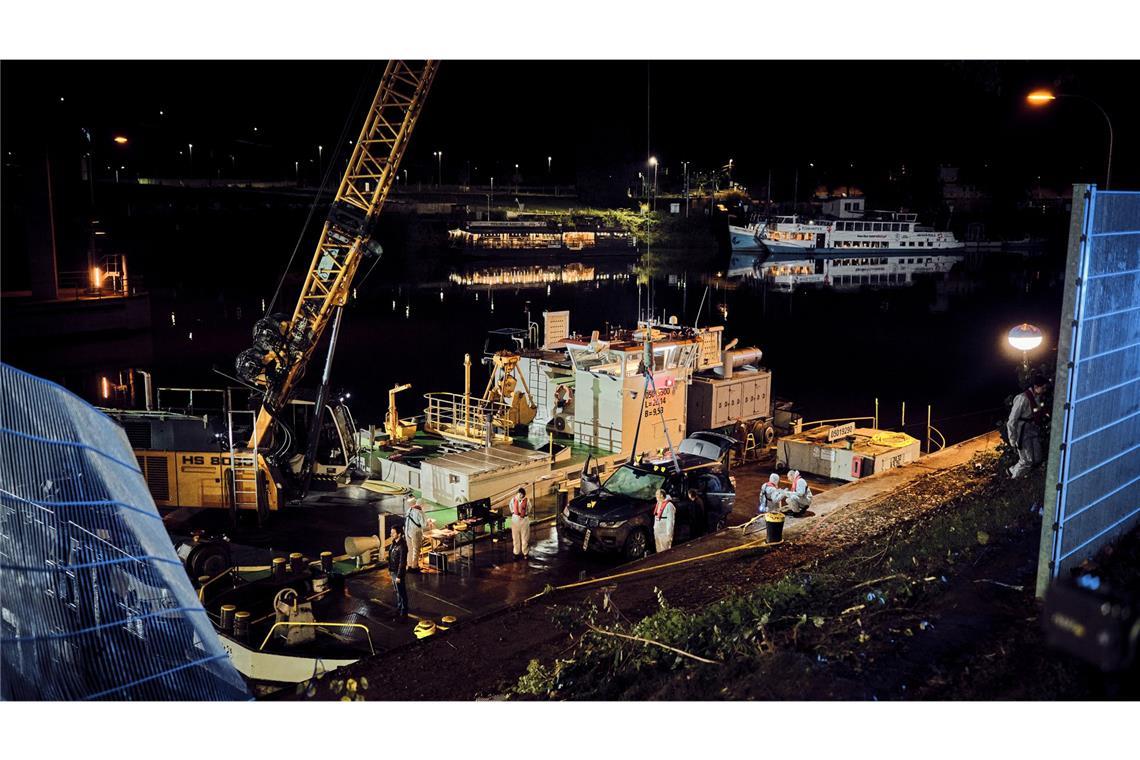 Kurze Zeit später wird ihr Auto aus dem Neckar gefischt.