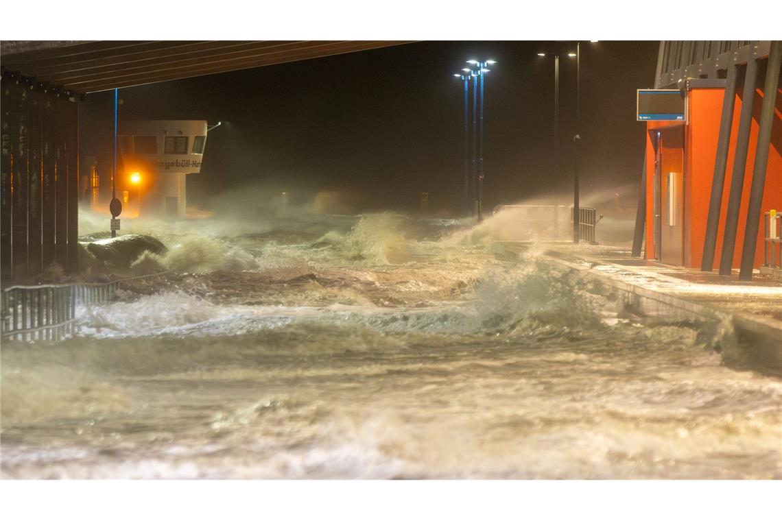 Sturm sorgt für Schäden im Norden und bringt Wassermassen Kurzfristig erobert die Nordsee den Anleger eines Fährhafens.