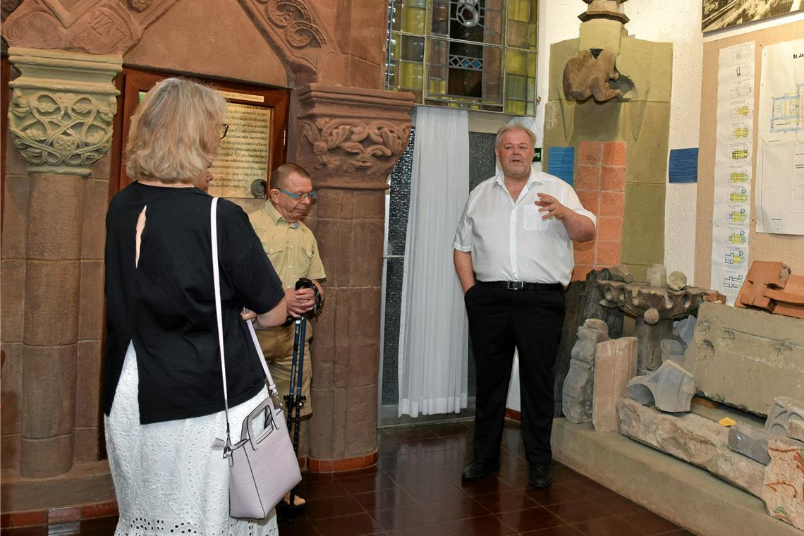 Familie Schweizers Haus für Natur und Geschichte Kurzführung mit Christian Schweizer (Mitte) in der Mittelalterabteilung. Das Foto rechts zeigt eine Elfenbeinfigur des Ortsheiligen Walterich von Leonhard Kern. Fotos: Elisabeth Klaper