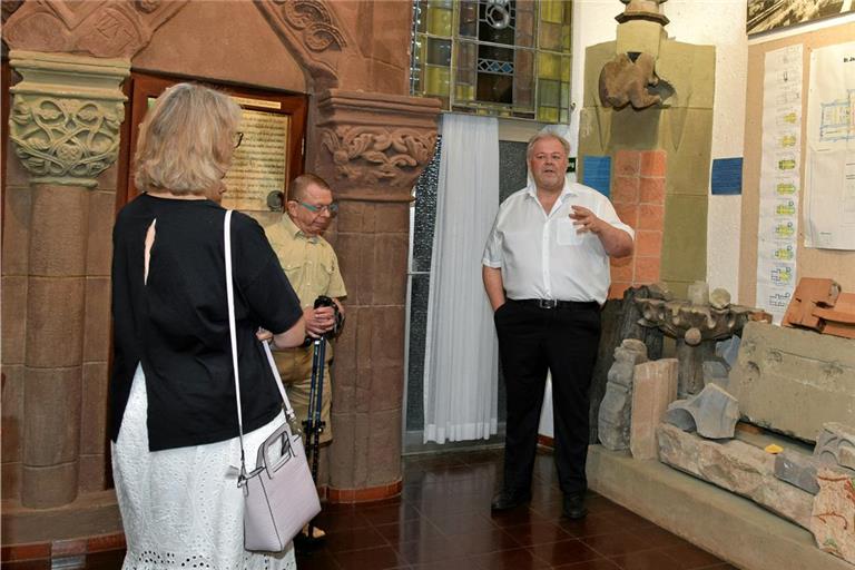 Kurzführung mit Christian Schweizer (Mitte) in der Mittelalterabteilung. Das Foto rechts zeigt eine Elfenbeinfigur des Ortsheiligen Walterich von Leonhard Kern. Fotos: Elisabeth Klaper