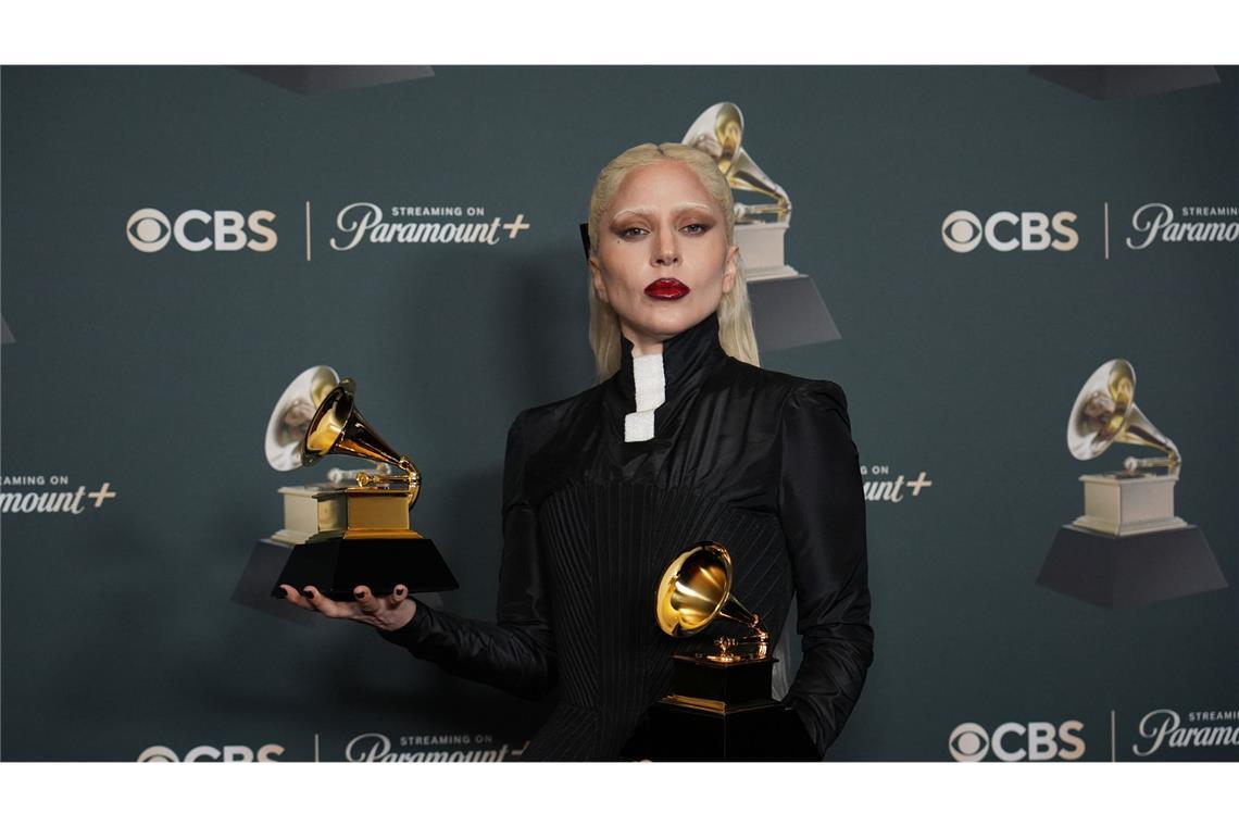 Lady Gaga posiert im Presseraum mit den Auszeichnungen für das beste Pop Vocal Album für „Mayhem“ und die beste Dance-Pop-Aufnahme für „Abracadabra“ während der 68. jährlichen Grammy Awards