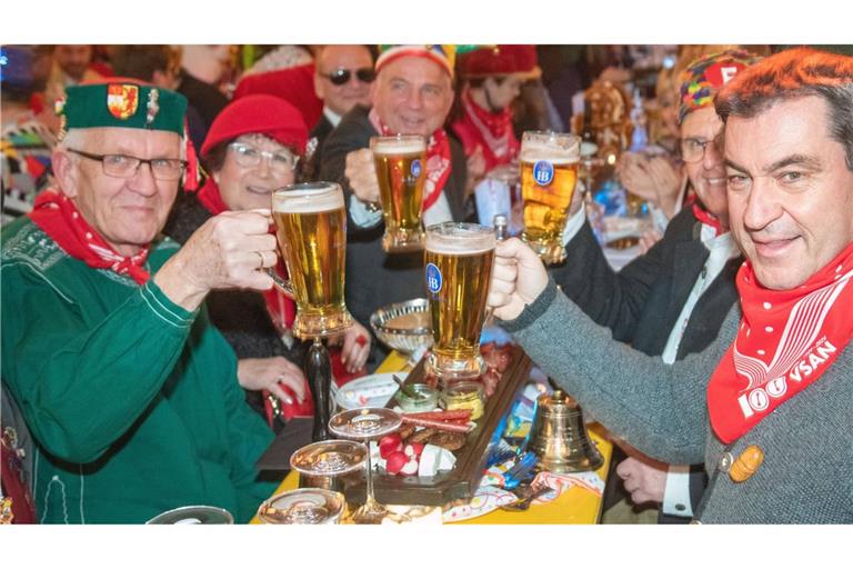 Lässt es heute beim Alkohol ruhiger angehen: Winfried Kretschmann (li.) im Jahr 2023 im Europa-Park mit seinem Kollegen aus Bayern, Markus Söder (re.), bei der Verleihung der Narrenschelle.