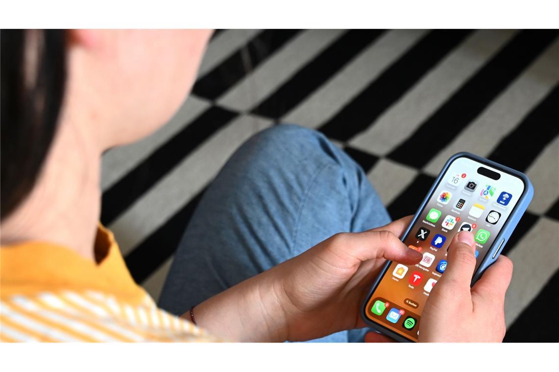 Mehrheit lässt niemanden ans eigene Handy Lässt man andere an sein Handy?