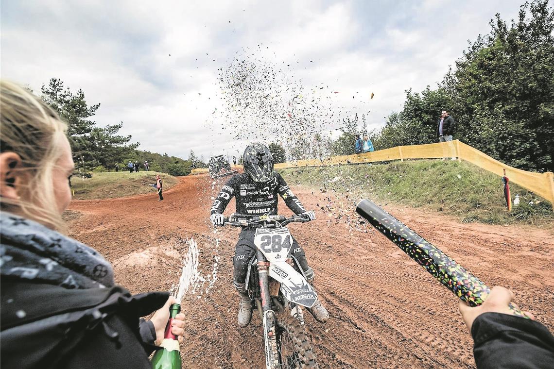 Lässt sich als Sieger mehrerer Klassen feiern: Der Murrhardter Motocrossfahrer Kevin Winkle. Foto: C. Heilwagen