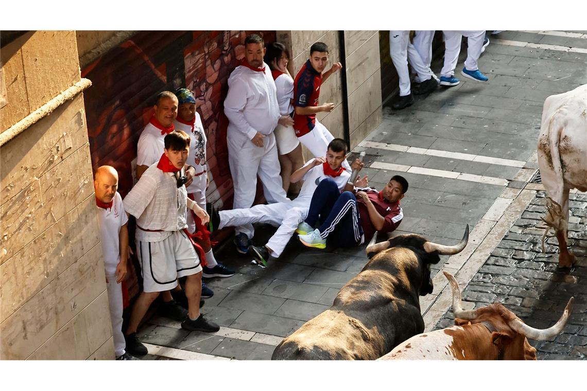 Bilder des Tages Läufer nehmen am traditionellen Stierlauf beim Sanfermin-Fest im spanischen Pamplona teil.