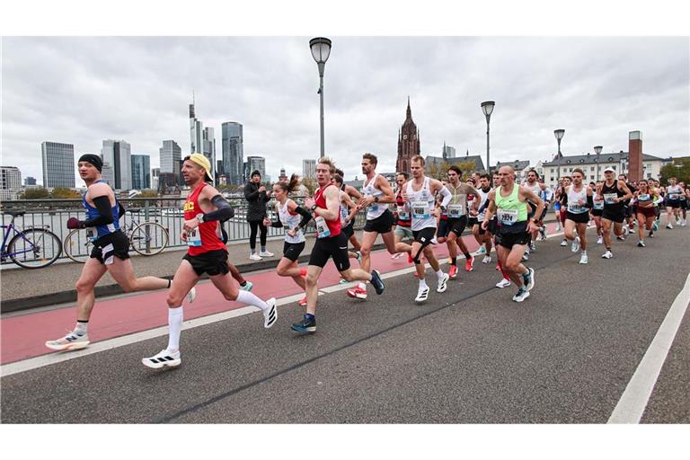 Bilder des Tages Läufer überqueren die Alte Brücke, im Hintergrund ist die Skyline zu sehen. Der Frankfurt-Marathon ist der älteste City-Marathon Deutschlands.