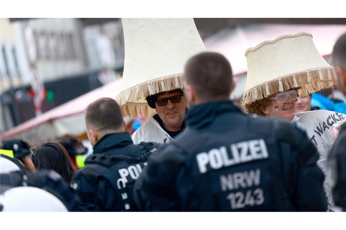 "Wackelkontakt": Der Winter-Partyhit kommt vom Tegernsee Lampenschirmkostüme überragen in Köln die Ordnung schaffende Polizisten. (Archivbild).