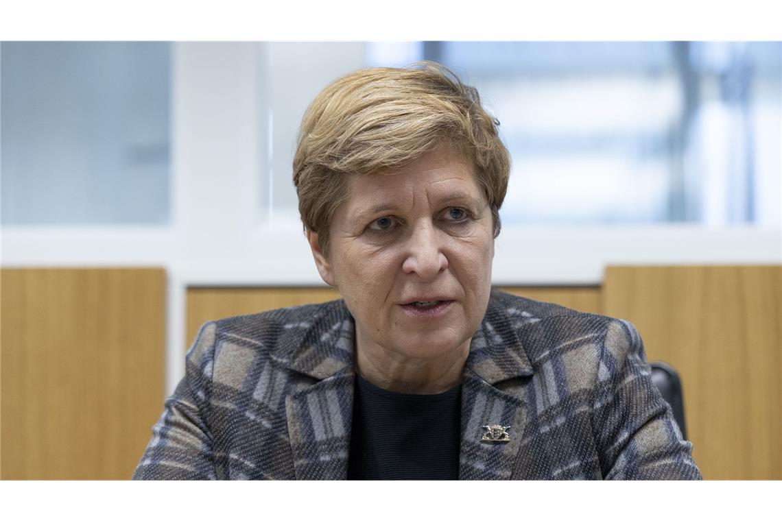 Wohnen noch teurer wegen neuer Norm? Institut widerspricht Landesbauministerin Nicole Razavi übt Kritik an den DIN-Plänen und spricht von „Grausamkeiten“ für Eigentümer.