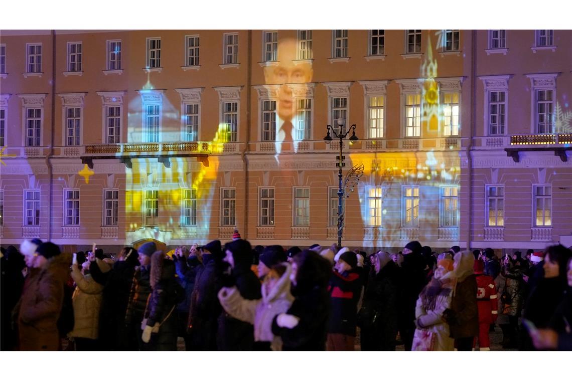 Trauben, Tiere und Trinkspiele: Silvesterbräuche weltweit Landesweit verfolgen Menschen an Silvester die Neujahrsrede des russischen Präsidenten (Archivbild).