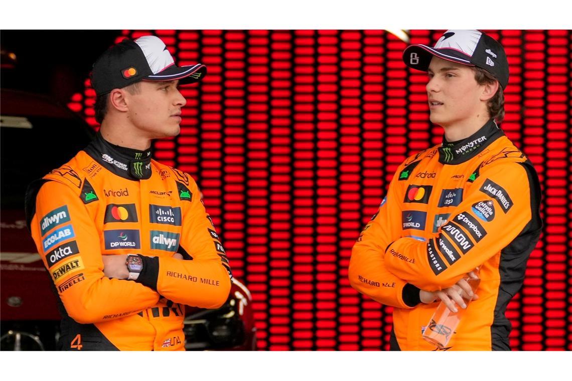 Verblüffender Verstappen beendet Pole-Durststrecke Lando Norris (l) und Oscar Piastri können Max Verstappen nicht kontern.