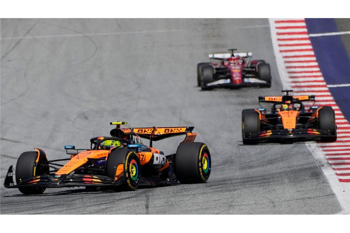 "Schwarzer Tag" für Verstappen - Norris verkürzt auf Piastri Lando Norris (l) und Oscar Piastri (m) mal wieder an der Spitze.