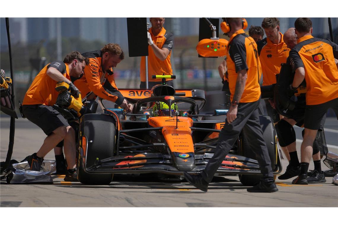 Erster Ferrari-Erfolg: Hamilton rast auf Pole Position Lando Norris muss seine WM-Führung in China verteidigen.