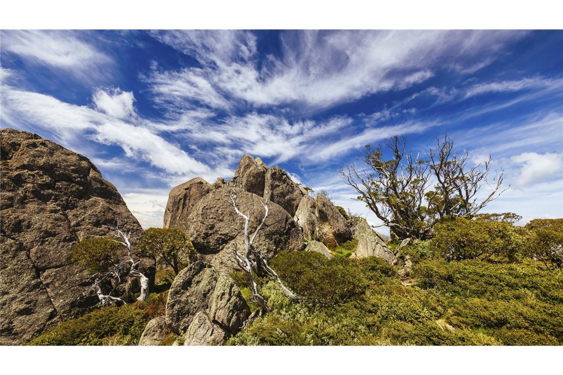 Verirrter Wanderer nach 13 Tagen lebend gefunden Landschaftsansichten auf dem Gipfel der Porcupine Rocks auf dem Porcupine Wanderweg an einem Sommertag im Kosciuszko National Park, Australien. (Archivbild)