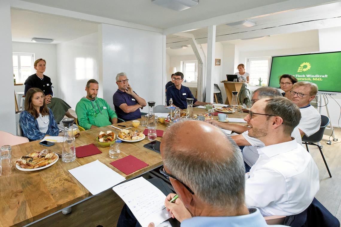 Zum Klimaschutz gibt es keine Alternative Landtagsabgeordneter Ralf Nentwich (Fünfter von links) hatte zu einem Austausch in Sachen Windkraft eingeladen. Foto: Jörg Fiedler