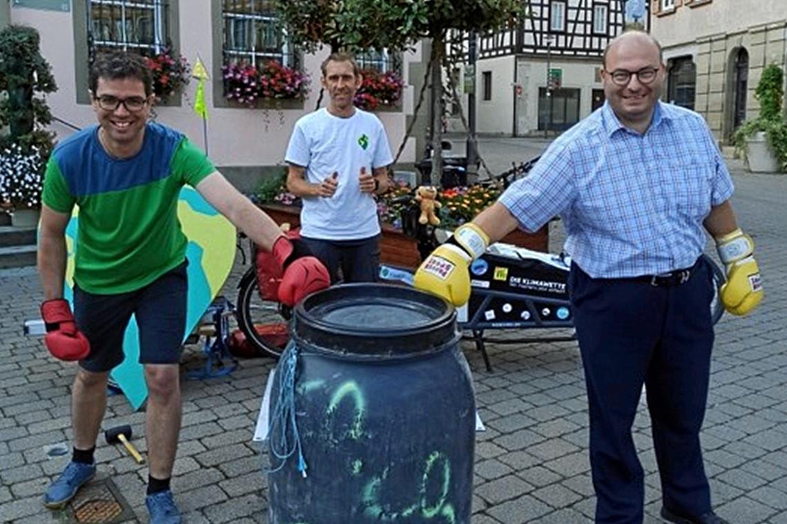 Klimawette startet in Murrhardt Landtagsabgeordneter Ralf Nentwich, Michael Bilharz, Initiator der Aktion, und Bürgermeister Armin Mößner (v. l.). Foto: privat
