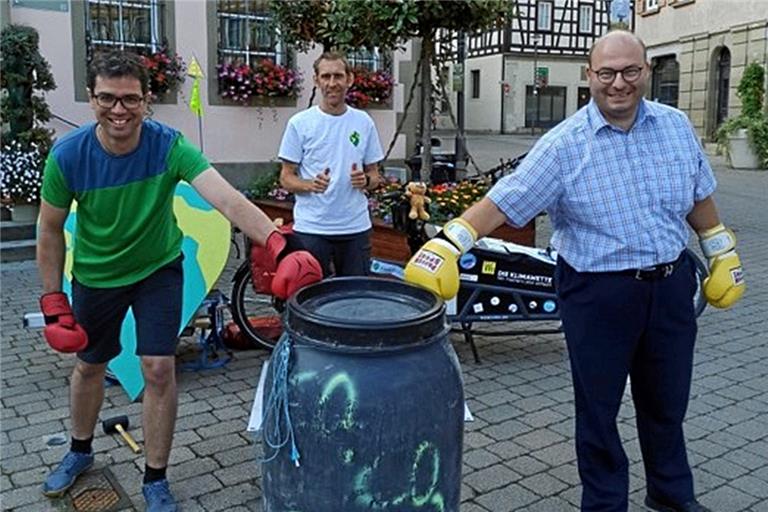 Landtagsabgeordneter Ralf Nentwich, Michael Bilharz, Initiator der Aktion, und Bürgermeister Armin Mößner (v. l.). Foto: privat