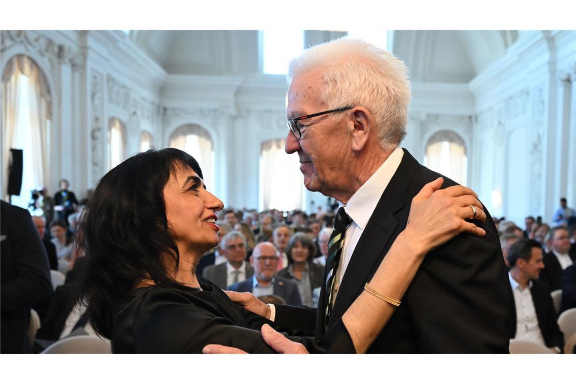 Landtagspräsidentin herzt Ministerpräsident: Muhterem Aras verabschiedete sich herzlich von Kretschmann