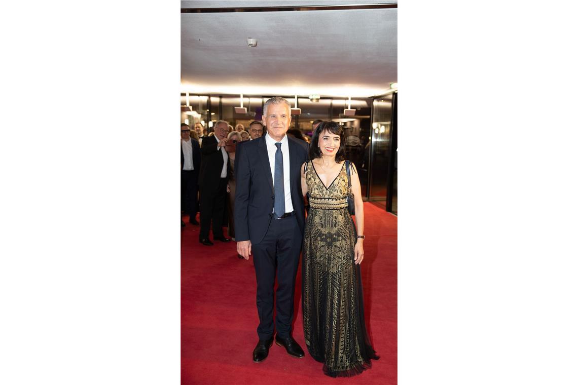 Landtagspräsidentin Muhterem Aras war mit ihrem Ehemann Sami da. Die Landtagspräsidentin trug ein zweilagig gearbeitet Kleid – goldfarbene Spitze auf schwarzem Grund.